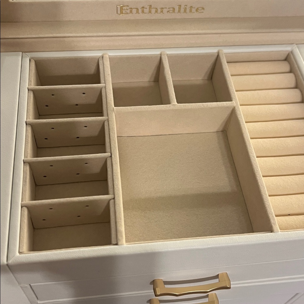 White Seashell Jewelry box with Gold Accents NWT - Picture 12 of 12